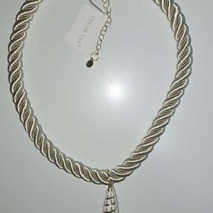 Collar trenzado con colgante de concha
